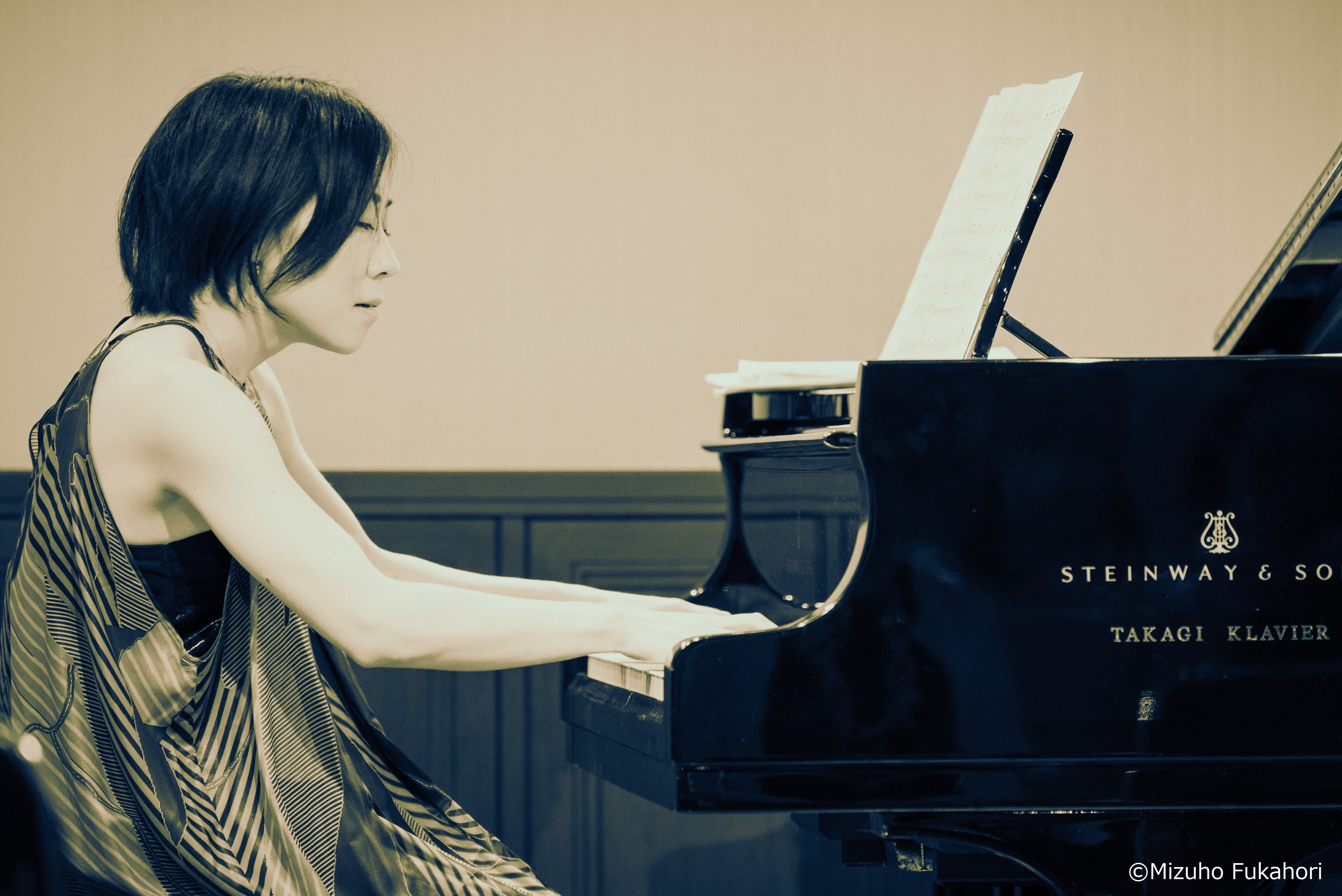 松井理恵がピアノを弾いている様子の写真